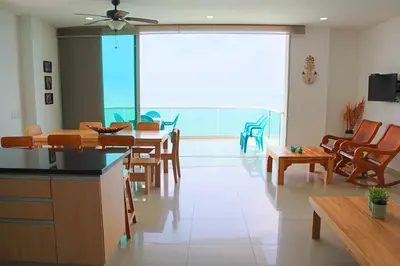 a kitchen and dining room with a table and chairs at Mágico Apartamento Frente al Mar 3 Habitaciones PV82 in Coveñas