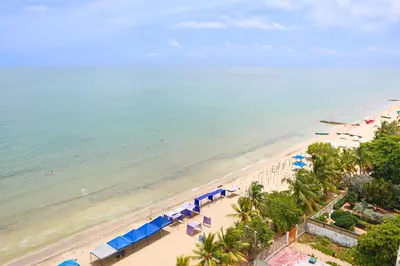 an aerial view of a beach with umbrellas and the ocean at Mágico Apartamento Frente al Mar 3 Habitaciones PV82 in Coveñas