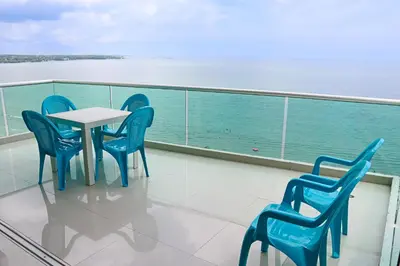 a table and chairs on a balcony with the water at Mágico Apartamento Frente al Mar 3 Habitaciones PV82 in Coveñas