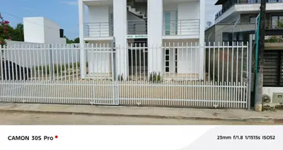 a white fence in front of a house at Don Mathias # 1, Coveñas - Apartamento in Coveñas