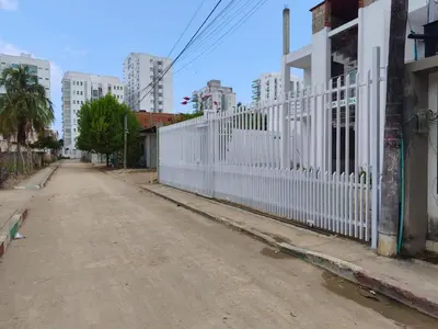 an empty street with a white picket fence at Don Mathias # 1, Coveñas - Apartamento in Coveñas