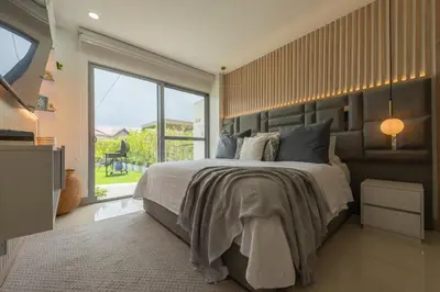 a bedroom with a large bed and a large window at Lujoso Apartamento Con Salida Directa A La Playa Edificio Morros Eco in Cartagena de Indias