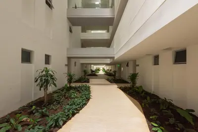 a hallway in a building with plants at Lujoso Apartamento Con Salida Directa A La Playa Edificio Morros Eco in Cartagena de Indias