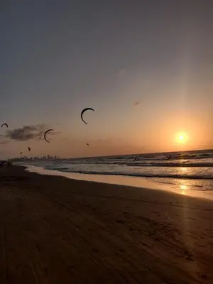 a group of people flying kites on the beach at Apartamento a unos pasos de la playa in Cartagena de Indias