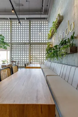 a long table and chairs in a restaurant at Bondo Estudio in Cartagena de Indias