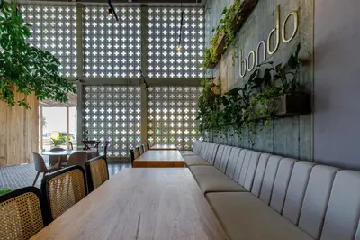 a dining room with a long table and chairs at Bondo Estudio in Cartagena de Indias