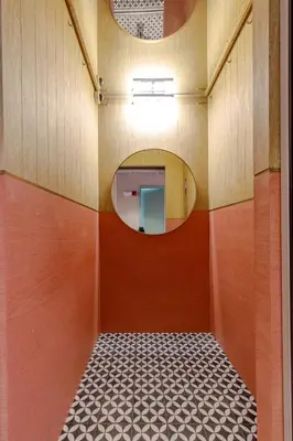 a hallway with a circular mirror and a tile floor at Bondo Estudio in Cartagena de Indias