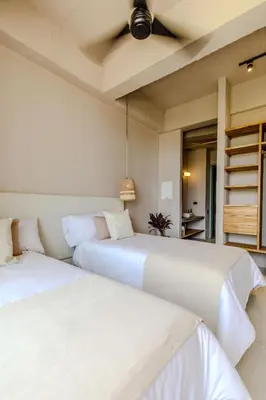 two beds sitting next to each other in a room at Bondo Estudio in Cartagena de Indias