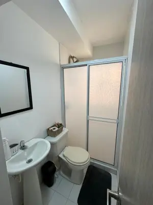 a bathroom with a toilet and a sink and a shower at Apartamento vacacional cerca del mar in Cartagena de Indias