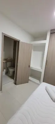 a bedroom with a bed and a bathroom with a toilet at Hermoso apartamento cerca a las playas de Marbella en Cartagena in Cartagena de Indias