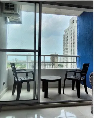 a balcony with two chairs and a table and a window at Hermoso apartamento cerca a las playas de Marbella en Cartagena in Cartagena de Indias