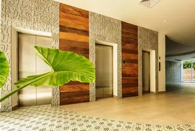 a lobby with a large green plant in the middle at 12 personas en Morros apto familiar frente al mar Cartagena 4 hab playa piscina in Cartagena de Indias