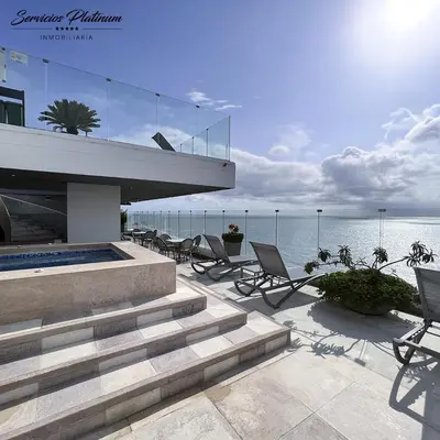 a building with chairs and a swimming pool next to the ocean at 12 personas en Morros apto familiar frente al mar Cartagena 4 hab playa piscina in Cartagena de Indias