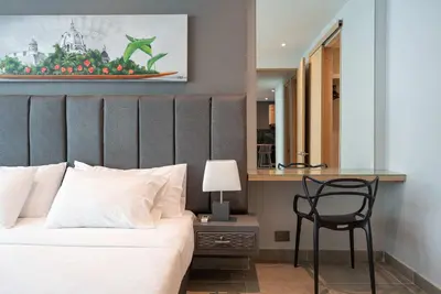 a bedroom with a bed and a desk with a chair at Tres habitaciones - Vista al Mar in Cartagena de Indias