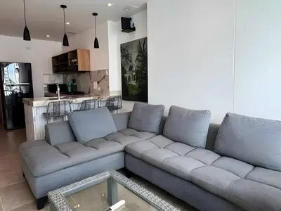 a living room with a couch and a kitchen at Tres habitaciones - Vista al Mar in Cartagena de Indias