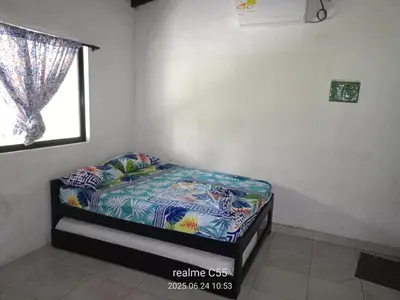 a small bed in a room with a window at Mágica Cabaña familiar cerca al mar in Coveñas