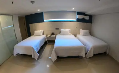a room with two beds in a room at HOTEL MANZUR in Barranquilla