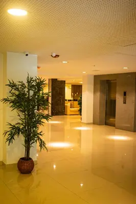 a plant in the middle of a lobby at HOTEL MANZUR in Barranquilla