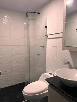 a bathroom with a toilet and a sink at Hermoso apartamento en Coveñas con piscina in Coveñitas