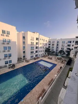 an overhead view of a swimming pool in front of buildings at Hermoso apartamento en Coveñas con piscina in Coveñitas