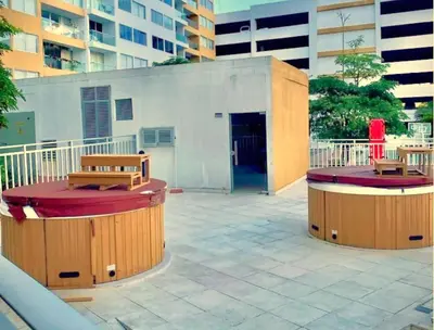 two benches on a patio with a building at Apartamentos Condominio Oporto - Cerca a Todo in Barranquilla