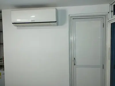 a room with a ceiling fan and a door at Habitación privada en Bocagrande in Cartagena de Indias