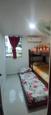 a room with two bunk beds and a window at Hospedaje y Alojamiento Familiar in Coveñas