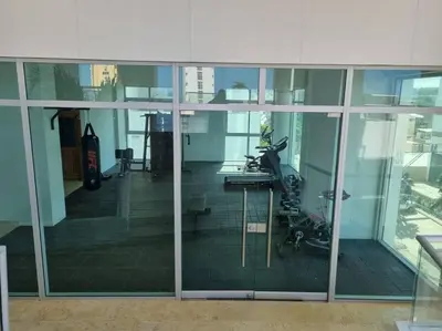 an office building with glass windows and a gym at Apartamento con vista al mar y al centro de Cartagena in Cartagena de Indias