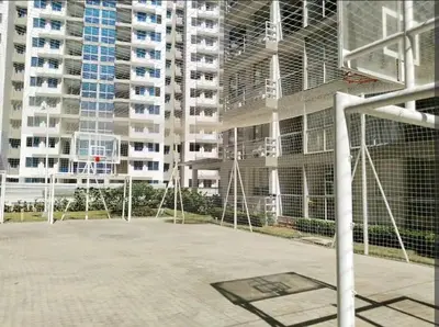 an empty parking lot in front of tall buildings at Hermoso y acogedor apartamento al norte de Barranquilla sector BUENAVISTA in Barranquilla
