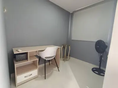 a room with a desk and a chair and a board at Moderno apartamento al norte de Barranquilla in Barranquilla