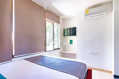 a bedroom with a bed and a window at Ayenda Casa Amarilla in Santa Marta