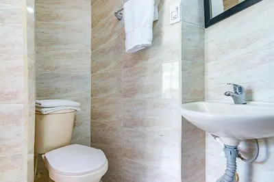 a bathroom with a toilet and a sink at Ayenda Casa Amarilla in Santa Marta