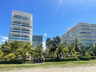 a view of a resort with palm trees and buildings at Apartamento de lujo Morros ULTRA con vista y acceso directo al mar , Cartagena de Indias in Cartagena de Indias
