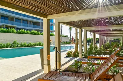 a patio with chairs and a pool in a building at Hermoso y con acceso directo a la playa! in Cartagena de Indias
