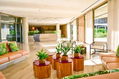 a living room with a couch and a table at Hermoso y con acceso directo a la playa! in Cartagena de Indias