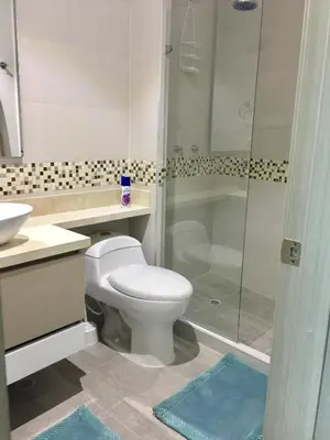 a bathroom with a toilet and a sink and a shower at Apartamento Fantástico in Cartagena de Indias