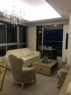 a living room with a bed and a chandelier at Apartamento Fantástico in Cartagena de Indias