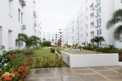 a garden in the middle of a building at Apartamento en Caribe campestre Coveñas in Coveñitas