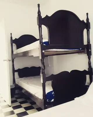 a black and white bunk bed in a room at Hostel Mamy Dorme in Barranquilla