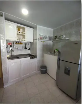 a kitchen with white cabinets and a refrigerator at AL-1C APARTAMENTO DE 1 ALCOBA CERCA AL MAR AIRE ACONDICIONADO WIFi Y PISCINA in Cartagena de Indias