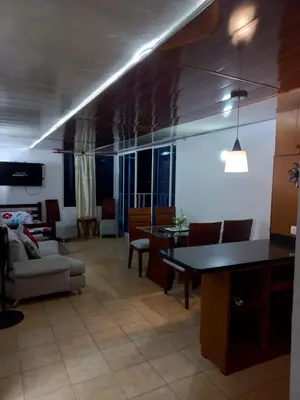 a living room with a couch and a table at AL-1C APARTAMENTO DE 1 ALCOBA CERCA AL MAR AIRE ACONDICIONADO WIFi Y PISCINA in Cartagena de Indias
