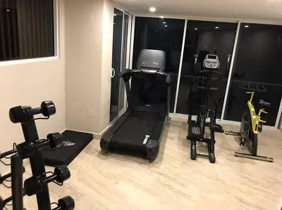 a room with a gym with several exercise equipment at Apartamento en edificio con espectacular terraza in Cartagena de Indias