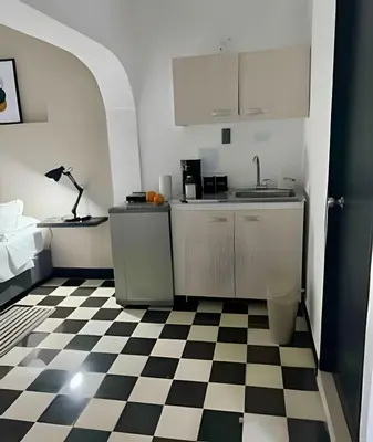 a kitchen with a black and white checkered floor at Céntrico y confortable apto Casa Doña Yola 3 in Cartagena de Indias