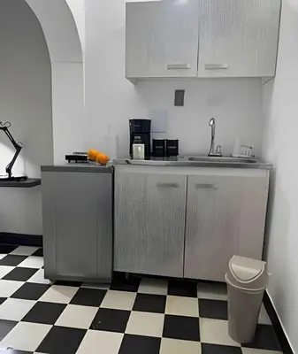a kitchen with a black and white checkered floor at Céntrico y confortable apto Casa Doña Yola 3 in Cartagena de Indias