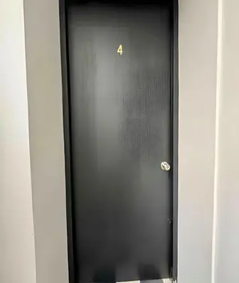 a black door with a handle on it at Céntrico y confortable apto Casa Doña Yola 4 in Cartagena de Indias