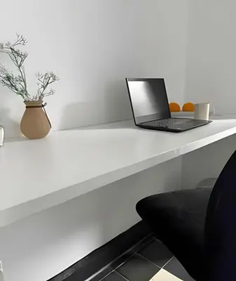 a laptop computer sitting on a white desk at Céntrico y confortable apto Casa Doña Yola 4 in Cartagena de Indias