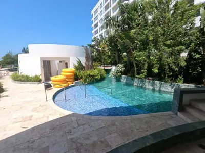 a swimming pool in the middle of a building at exclusivo apartamento con doble vista al mar en santa marta # in Santa Marta