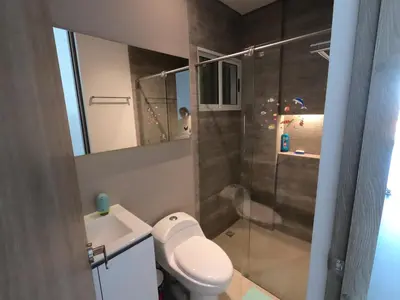 a bathroom with a shower and a toilet and a sink at exclusivo apartamento con doble vista al mar en santa marta # in Santa Marta