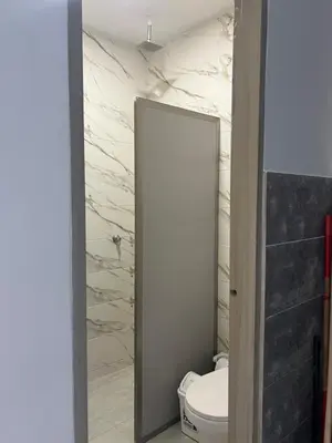a bathroom with a toilet and a mirror at Edificio Buenos Aires apartamento 304 moderno Sincelejo in Sincelejo