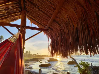 a straw hut with a view of the beach at La Casa del Mar - Hotel Familiar en San Bernardo del Viento in San Bernardo del Viento
